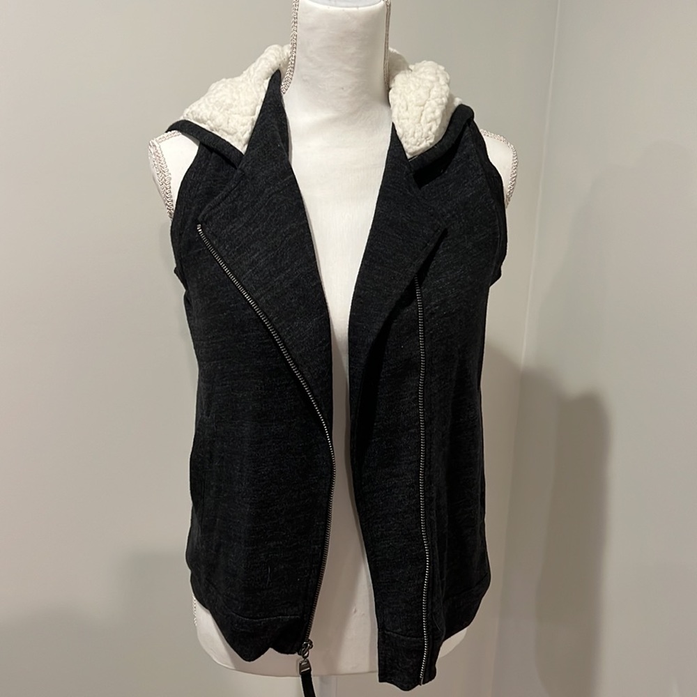 Splendid Women’s zip up hooded sherpa/sweatshirt vest
